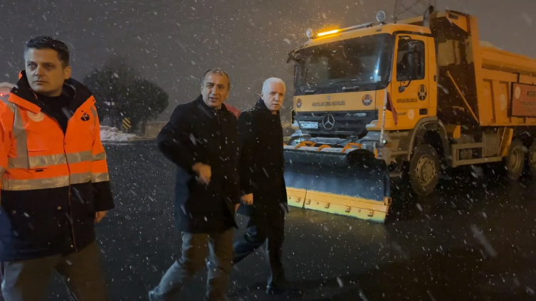 İstanbul'daki kar dövüşü çalışmaları kesintisiz olarak devam ediyor